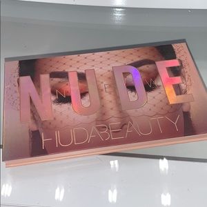 HUDA BEAUTY NEW NUDE PALETTE